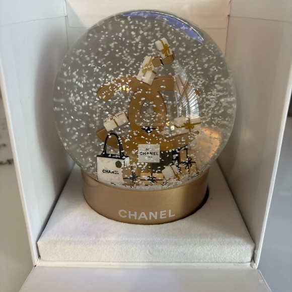 Chanel Snow Globe 2022 Limited Edition CC Logo Gift Boxes & No.5 Perfume Holiday - Picture 2 of 3